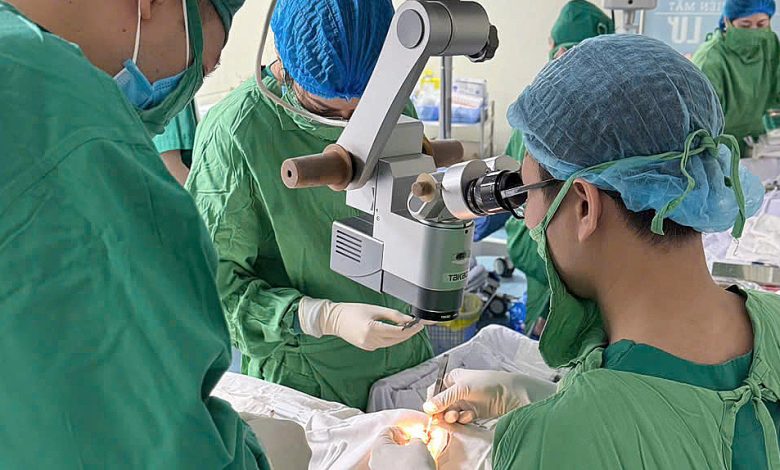 Mổ cứu mắt bệnh nhân cườm nước bằng thiết bị dẫn lưu mới