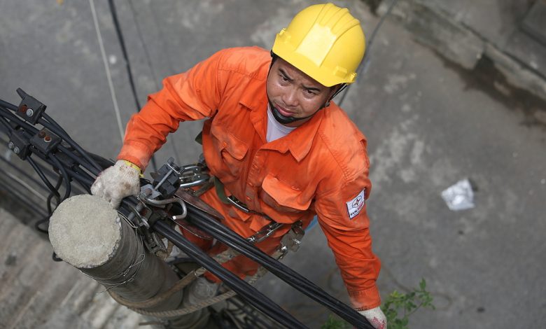 Giá điện tăng 4,8%, lên mức 2.204 đồng một kWh từ mai.