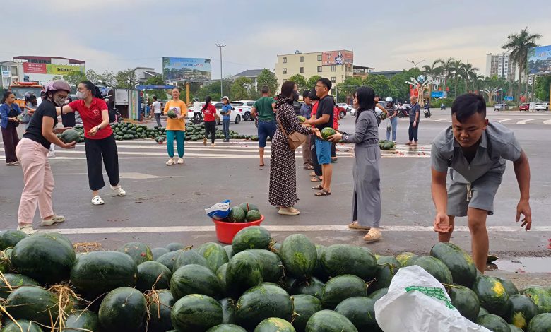Người dân TP Vinh chung tay giúp tài xế thu gom dưa hấu sau tai nạn
