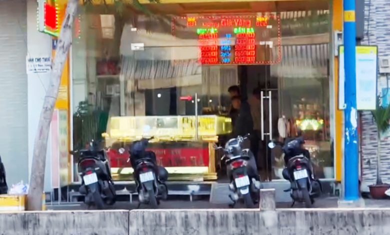 Cướp tiệm vàng ở Hóc Môn, hai thanh niên tẩu thoát.