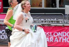 Chạy marathon trong váy cưới để tưởng nhớ chồng quá cố