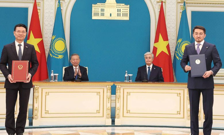 Việt Nam và Kazakhstan ký ghi nhớ hợp tác chuyển đổi số và hàng không vũ trụ.