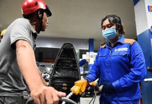 Giá xăng giảm mạnh, RON 95 chỉ còn 19.170 đồng/lít.