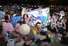 Hàng trăm fan trẻ đội mưa, chờ đón concert Anh Trai Say Hi