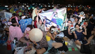 Hàng trăm fan trẻ đội mưa, chờ đón concert Anh Trai Say Hi